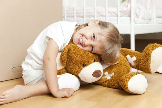 Fotolia_15148365_Subscription_XXL_01 Kind mit Teddybär