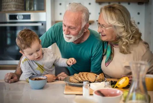 Haus-Familie-Wohnen-Serie-10-17 Großeltern mit ihren Enkeln