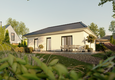 Bungalow 78 in heller Putzoptik mit einladender Terrasse und gepflegtem Garten, fotografiert bei Sonnenschein aus Gartenperspektive.