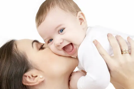 Fotolia_6133797_Subscription_L Mutter küsst Baby