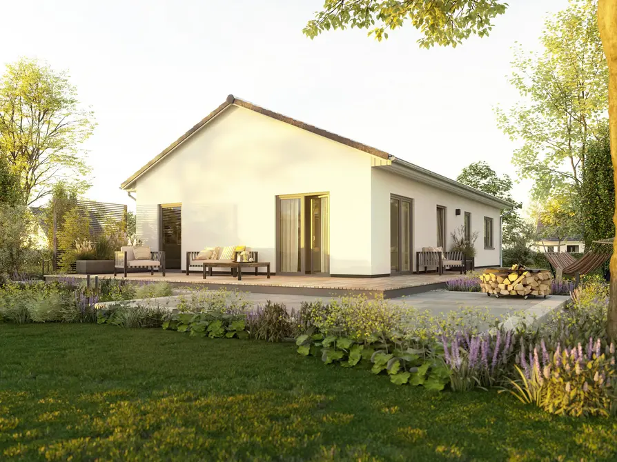 Bungalow 100 – funktionales Wohnen auf einer Ebene mit stilvoller Terrasse Rückseite des Bungalow 100 mit großzügiger Terrasse, bodentiefen Fenstern und gemütlicher Sitzgruppe in naturnaher Umgebung.