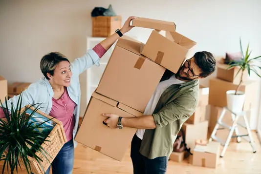 familie-29-umzug-haus-wohnung-kartons-03 Paar mit Kartons