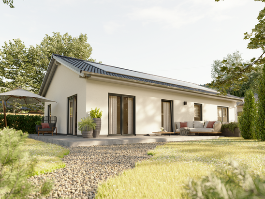 Gartenansicht des Bungalow 100 mit weitläufiger Terrasse, bodentiefen Fenstern und einladender Sitzecke inmitten gepflegtem Grün.